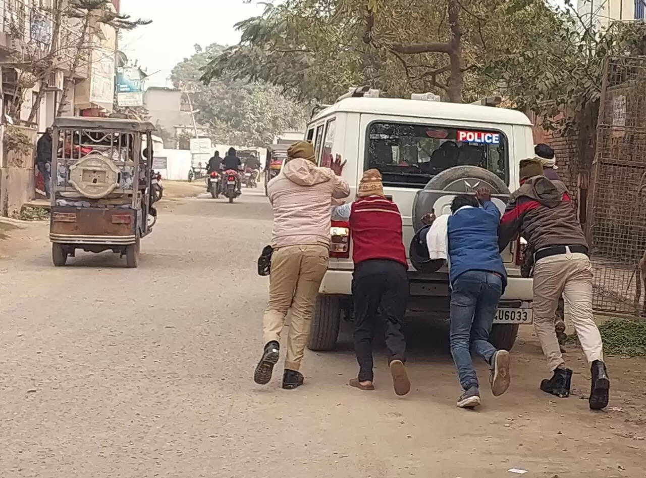 ठंढ में गश्ती वाहन को धक्का दे पुलिस कर्मियों ने किया चालू