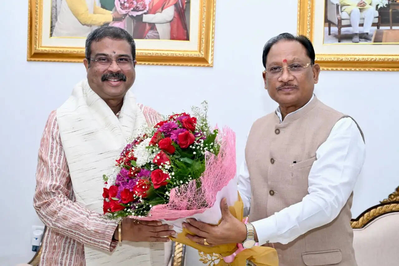 मुख्यमंत्री साय से पूर्व केंद्रीय मंत्री धर्मेंद्र प्रधान ने की शिष्टाचार भेंट