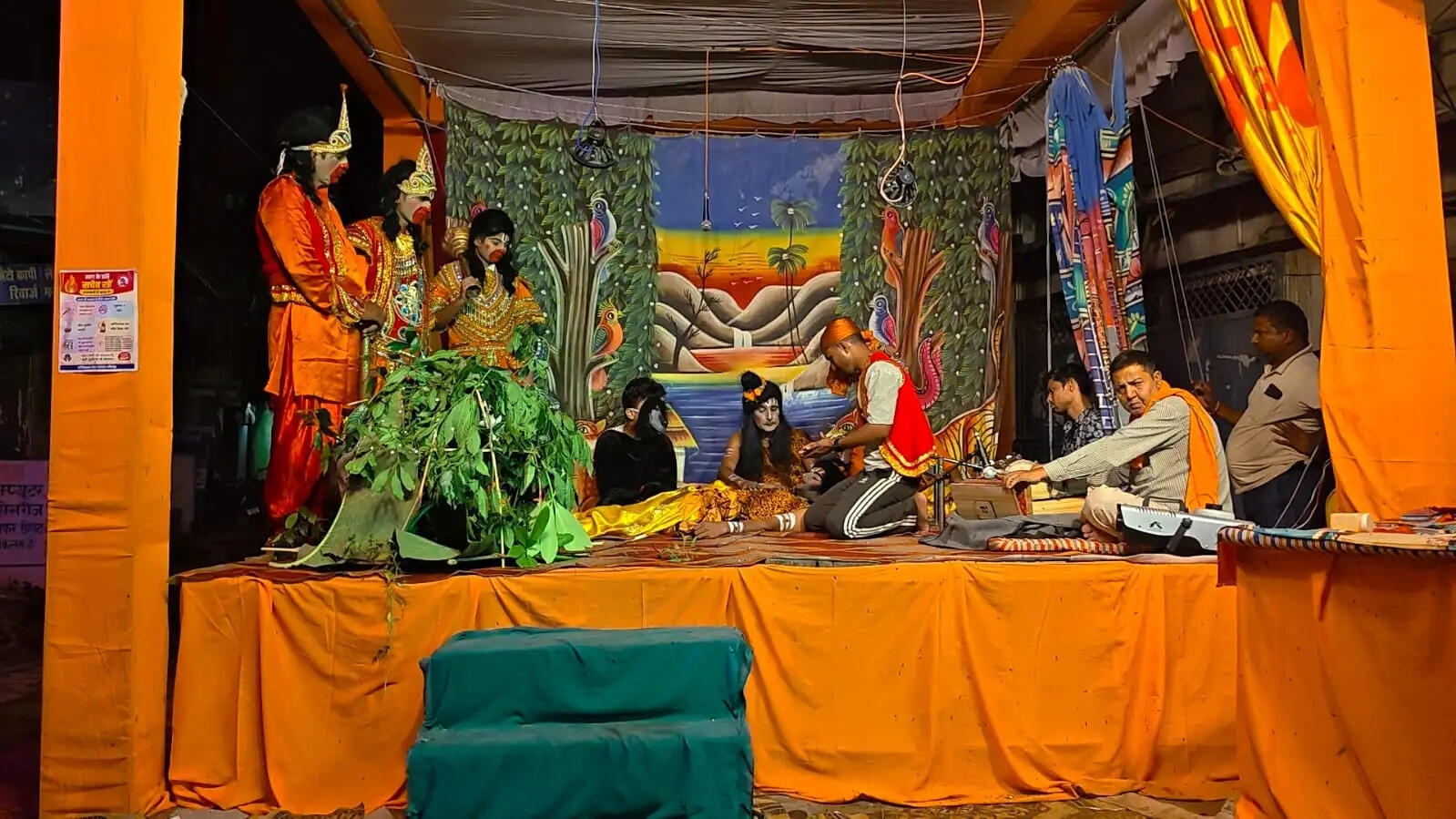 रामलीला में लक्ष्मण शक्ति का मंचन, संजीवनी लेकर पहुंचे हनुमान तो गूंजे जय श्रीराम के जयकारे