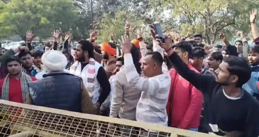 कलेक्ट्रेट की चौखट पर उठा ‘धर्मांतरण’ का मुद्दा, अवैध चर्चों के खिलाफ बजरंग दल का हुंकार