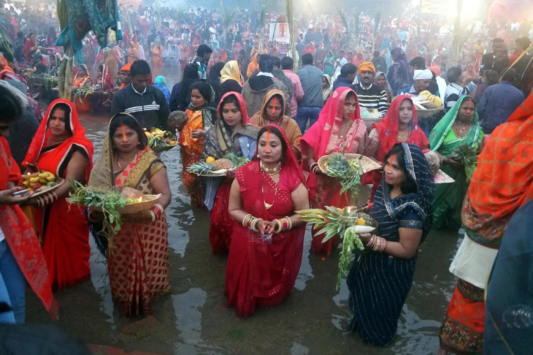 हिसार : उगते सूर्य को अर्घ्य देकर पूर्ण हुआ छठ महोत्सव