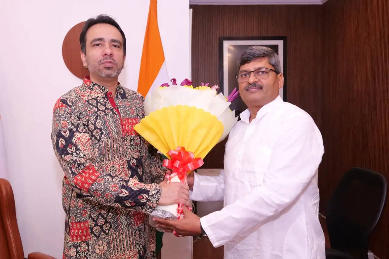 पूर्वांचल के सशक्त ब्राह्मण नेता एवं पूर्व स्नातक क्षेत्र प्रत्याशी बी.के. शुक्ला ने थामा रालोद का दामन