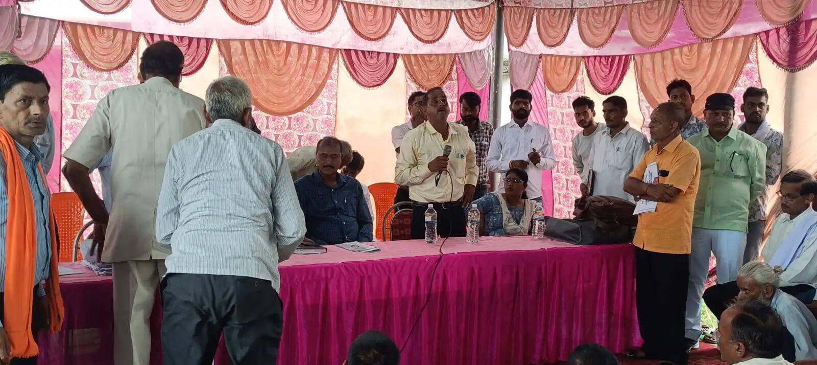 औरैया : कंचौसी गांव में लगी जन चौपाल में एडीएम ने किसानों की सुनी समस्याएं