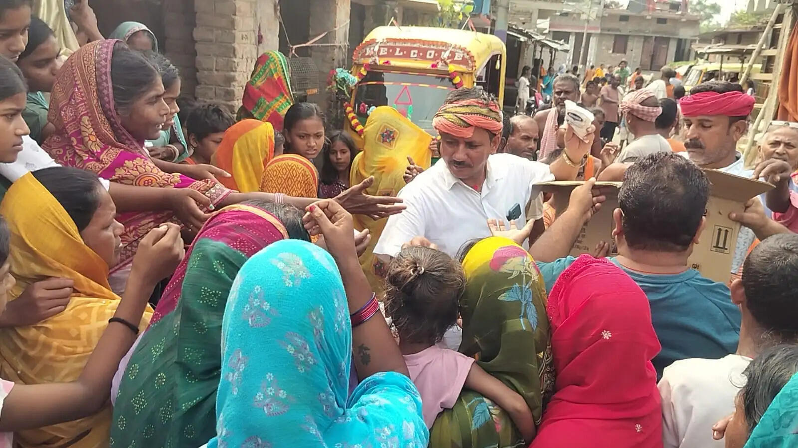 सांसद राजीव प्रताप रूडी की टीम ने बाढ़ पीड़ितों के बीच बांटी राहत सामग्री