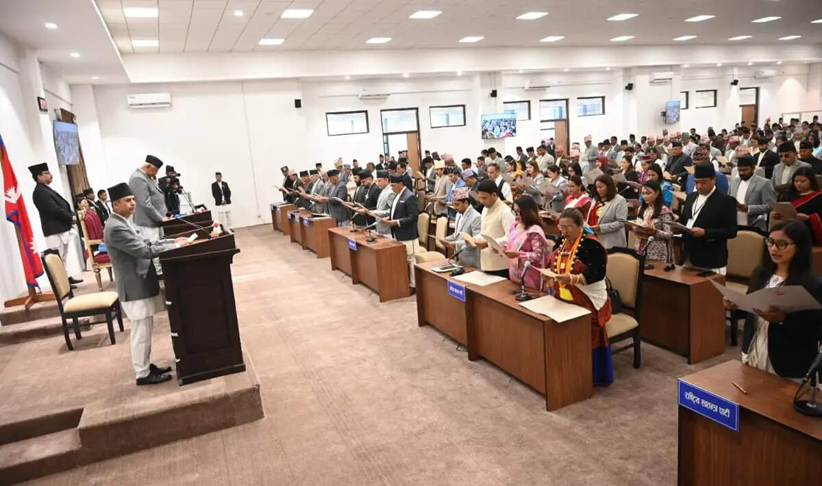 नेपाल के नवनिर्वाचित सांसदों को प्रोटेम स्पीकर ने दिलाई शपथ