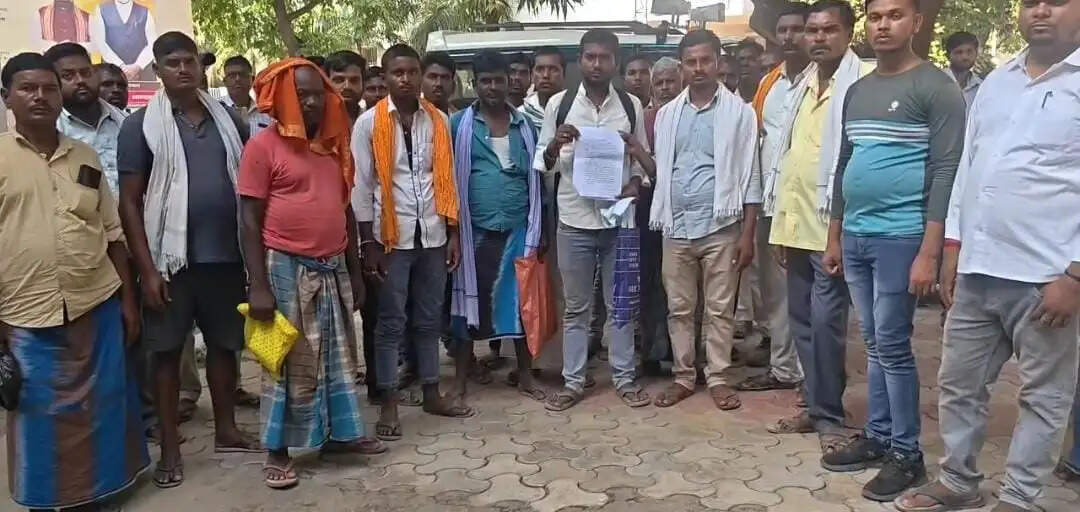 विक्रमशिला सेतु बंद होने से रोजी-रोटी का संकट: छोटी नावों के परिचालन के लिए जनता दरबार पहुंचे नाविक