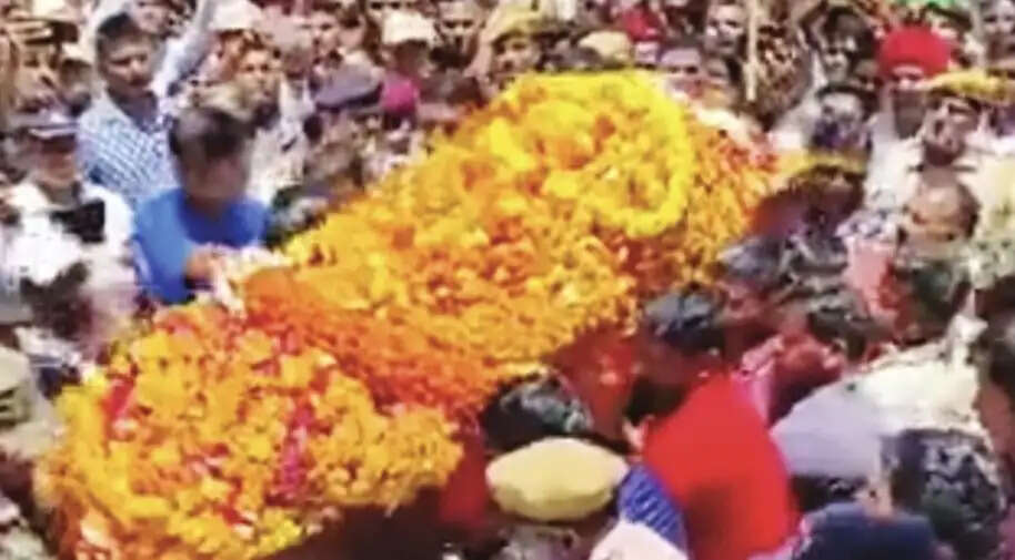 तिरंगा यात्रा के बाद पंचतत्व में विलीन हुए अग्निवीर युवराज, भारत माता के जयघोष से गूंजा गांव