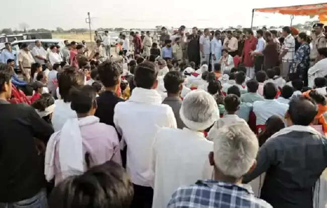 अशोकनगरः खेत में आग लगने से 10 बीघा नरवाई और 5 बीघा गेहूं की फसल जलकर खाक