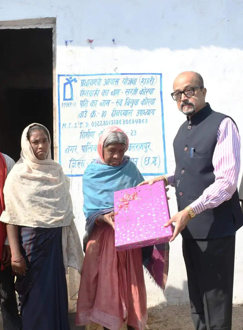 बलरामपुर : प्रधानमंत्री आवास की लाभार्थी सरजी कोरवा से मिले राज्यपाल