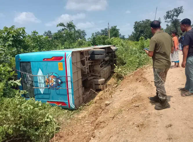 बीजापुर से तेलंगाना जा रही बस गुंडम में पलटी, 16 यात्री घायल