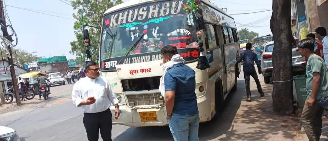 सागर: पुराने राहतगढ़ बस स्टैंड पर प्रशासन का कड़ा एक्शन, अवैध रूप से खड़ी बसें जब्त
