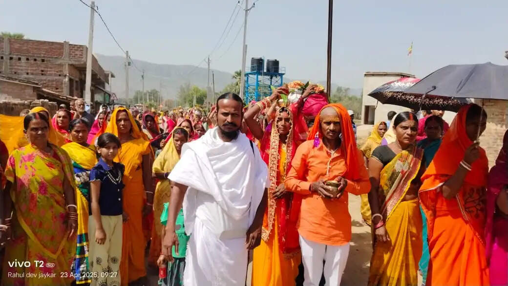 हनुमान प्रतिमा प्राण प्रतिष्ठा को लेकर निकाली गई कलश यात्रा