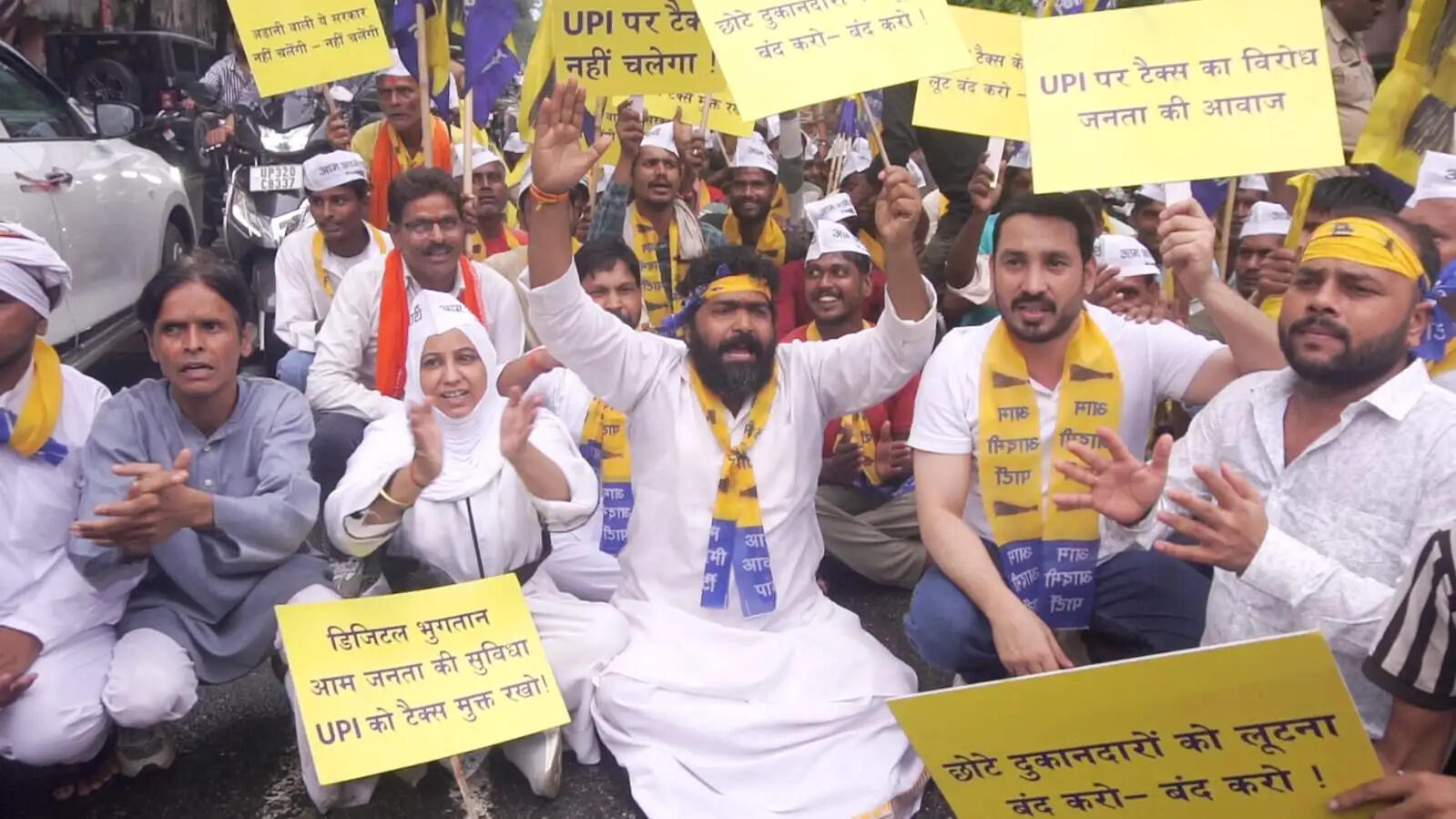 यूपीआई टैक्स के विरोध में आम आदमी पार्टी व्यापार प्रकोष्ठ ने किया प्रदर्शन