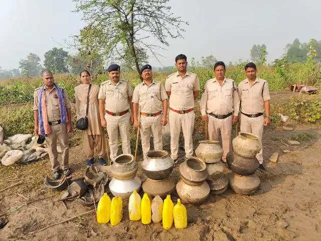 बलौदाबाजार में महुआ सहित भारी मात्रा में कच्ची शराब जब्त