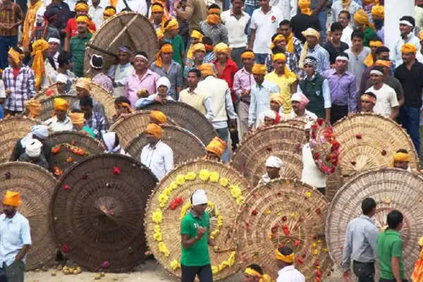 मुख्यमंत्री धामी बने ऐतिहासिक बग्वाल मेले के साक्षी