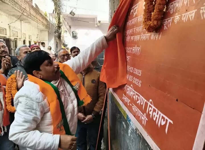 प्रधानमंत्री मोदी के सांसद विकास निधि से होने वाले कार्यों का नारियल फोड़कर कर शिलान्यास