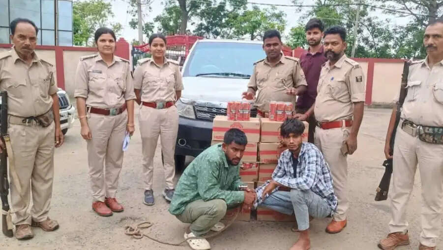 मद्य निषेध विभाग की टीम ने 126 लीटर बियर के साथ दो को किया गिरफ्तार,सफारी स्टॉर्म गाड़ी जब्त