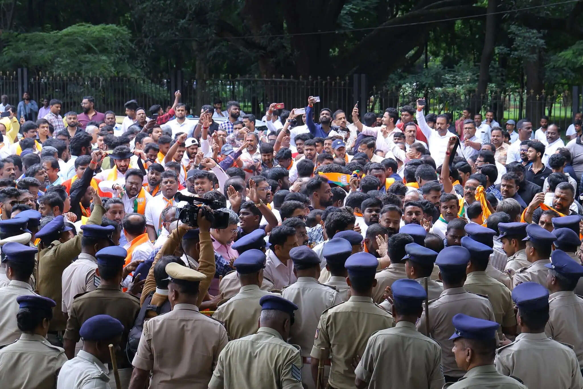 कर्नाटक वाल्मीकि निगम घोटाले को लेकर भाजपा का प्रदर्शन, मंत्री बी. नागेंद्र के इस्तीफे की मांग