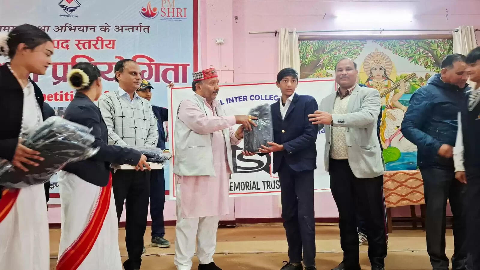 निर्धन छात्रों को दिए स्वेटर