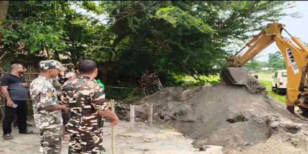 नेपाल सीमा पर तस्करी रोकने के लिए एसएसबी ने मरबैता टोला की पगडंडी पर पांच फीट गहरे गड्ढे खोदे