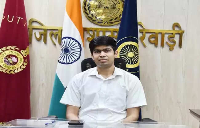 रेवाड़ीः तीन चरणों में आयोजित होगा हर घर ‘तिरंगा अभियान’: अभिषेक मीणा