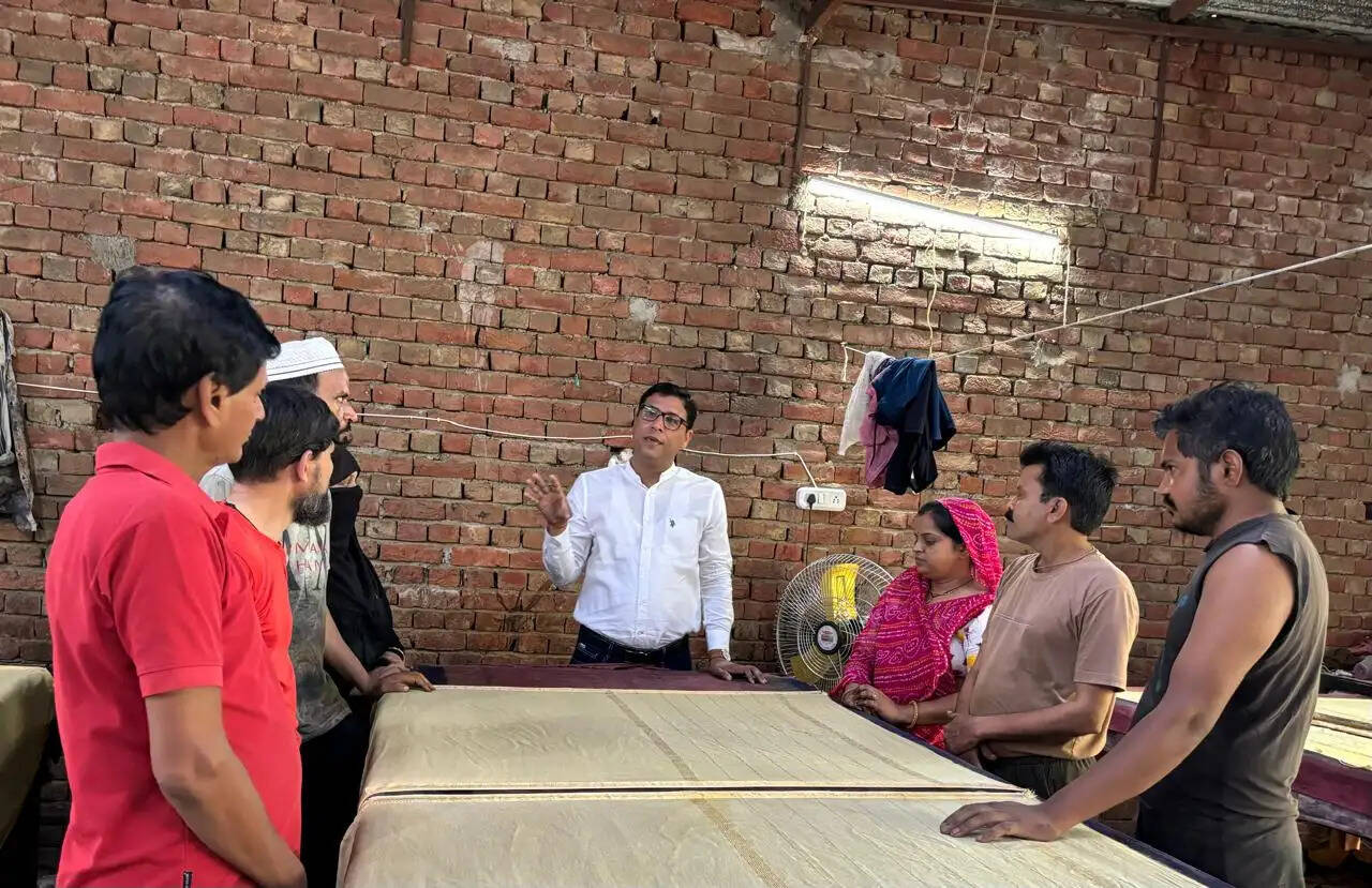 शिल्पकार और बुनकरों को दी विभिन्न योजनाओं की जानकारी