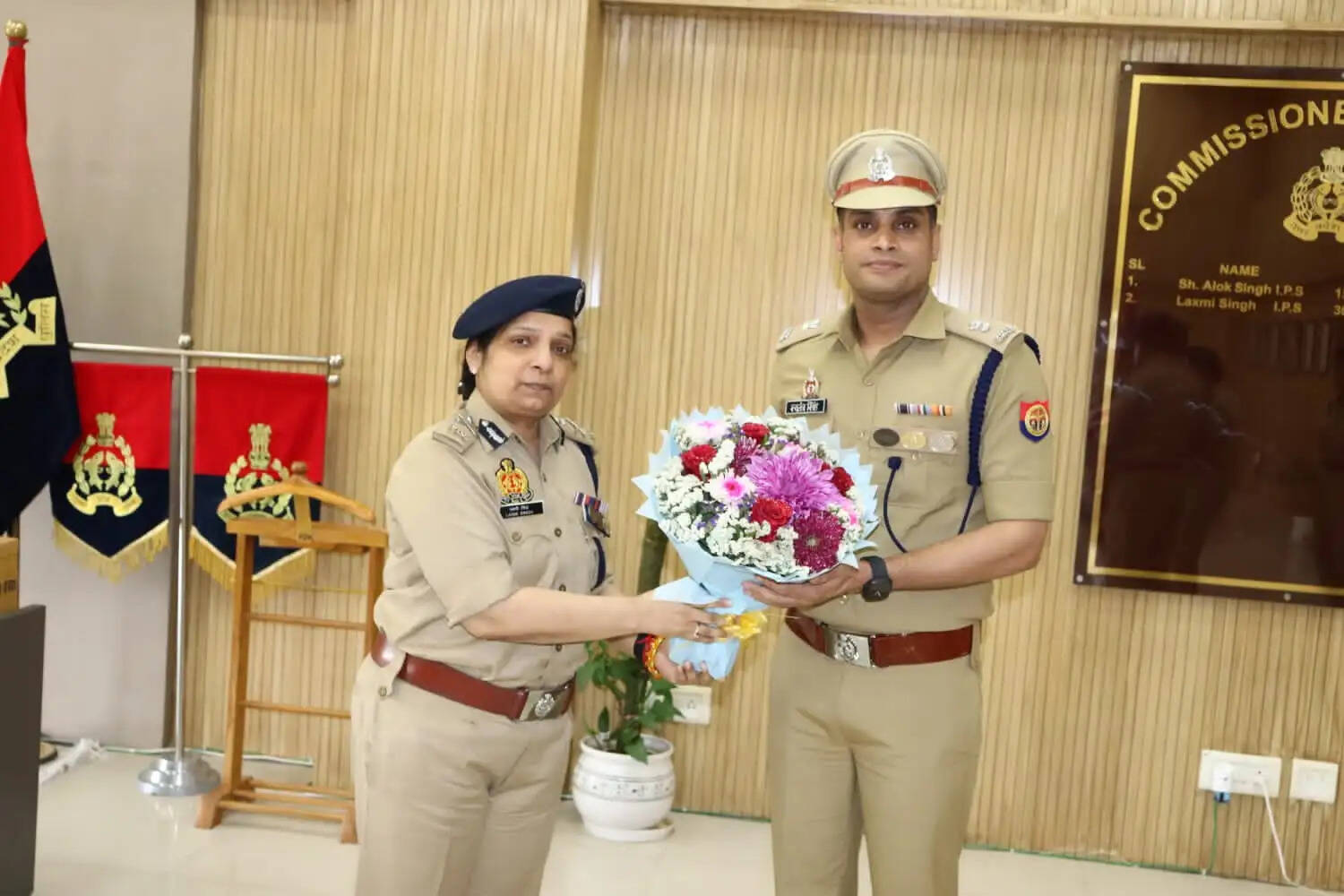 पुलिस आयुक्त ने स्वतंत्र कुमार सिंह के कंधे पर लगाया अशोक चिन्ह