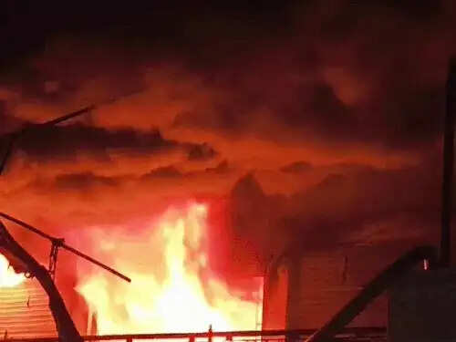 भीषण आग से रेडीमेड शोरूम समेत चार दुकानें जलीं