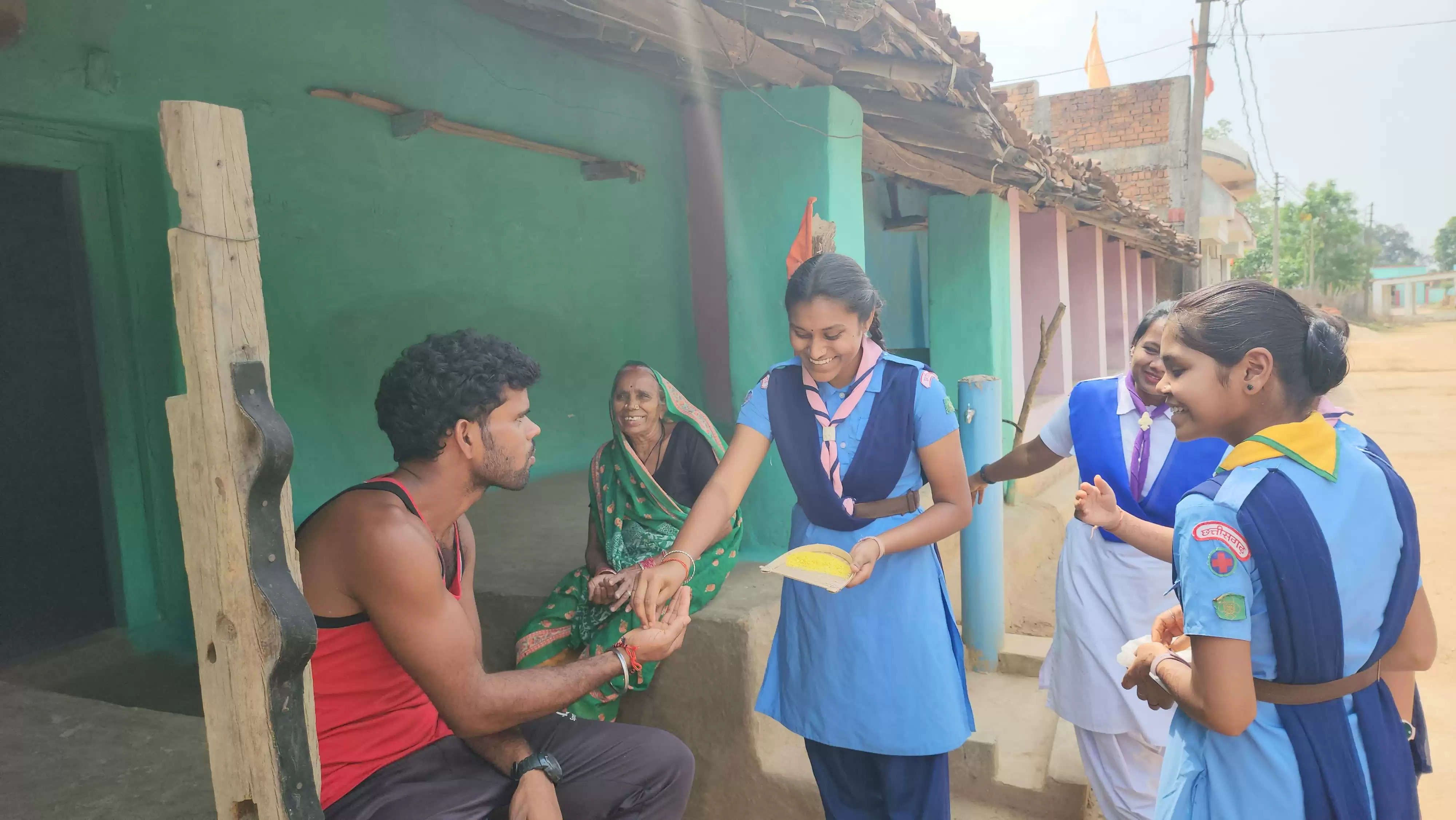 कोरबा: स्काउट- गाइड : बैंड बाजे के बीच पीला चावल देकर मतदान के लिए कर रहे आमंत्रित