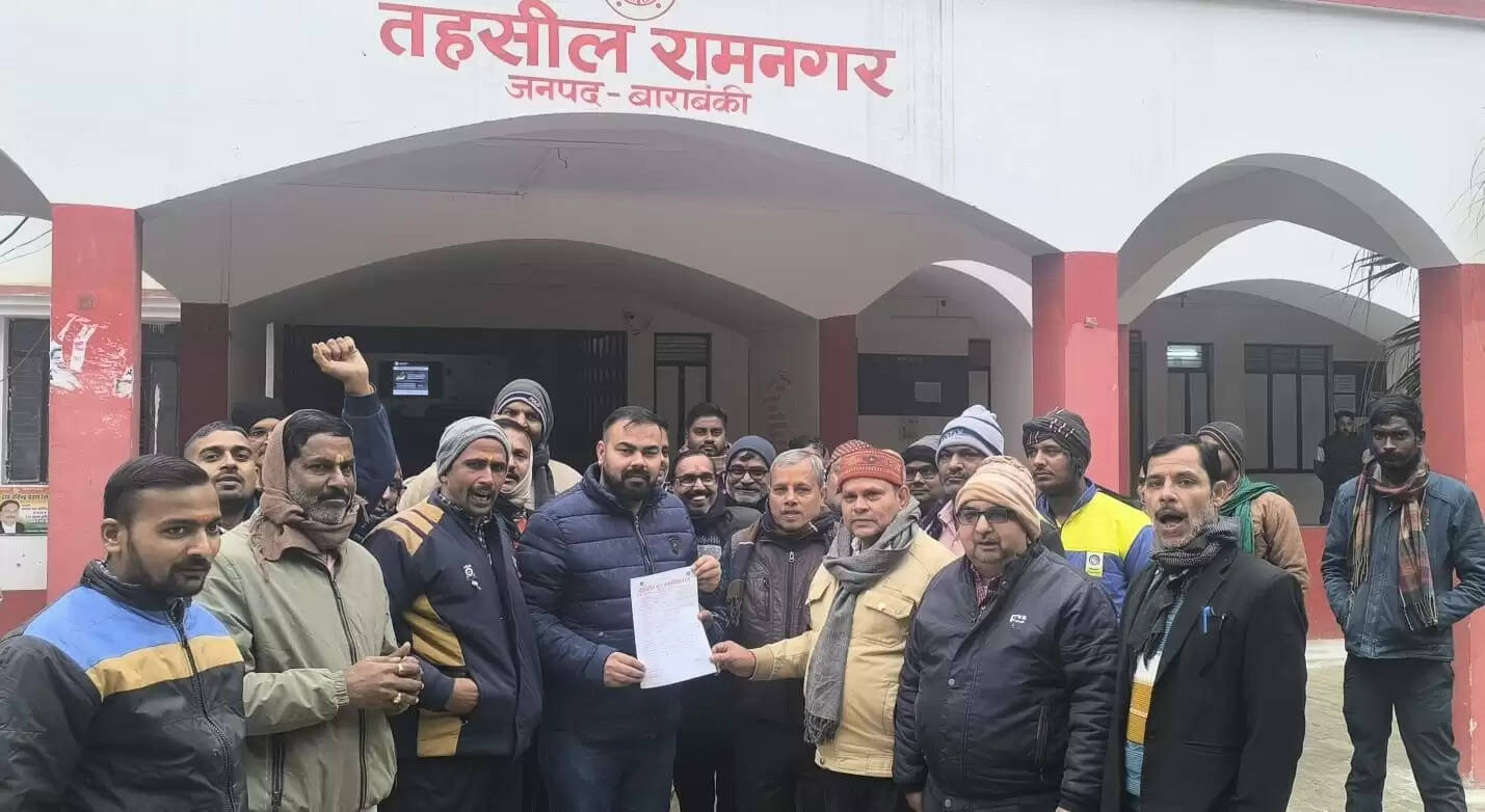 हिंदुओं पर अत्याचार के विरोध में अधिवक्ताओं ने बांग्लादेश सरकार का फूंका पुतला