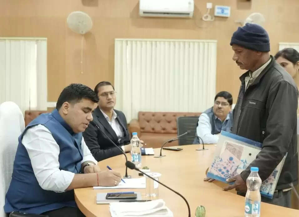 कोरबा कलेक्टर कुणाल दुदावत ने जनदर्शन में सुनी दूरस्थ व वनांचल क्षेत्र के लोगों की समस्याएँ