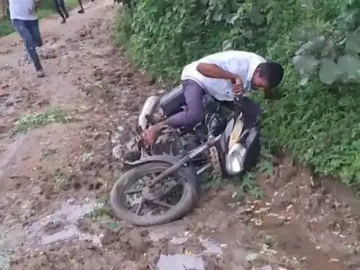 अनूपपुर: गांव की जर्जर से परेशान ग्रामीणों ने दी चक्काजाम की चेतावनी