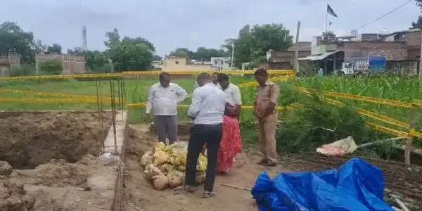 शौचालय की खुदाई में निकले 29 भारी धातु के गोले, पुरातत्व विभाग की जांच से खुलेगा राज
