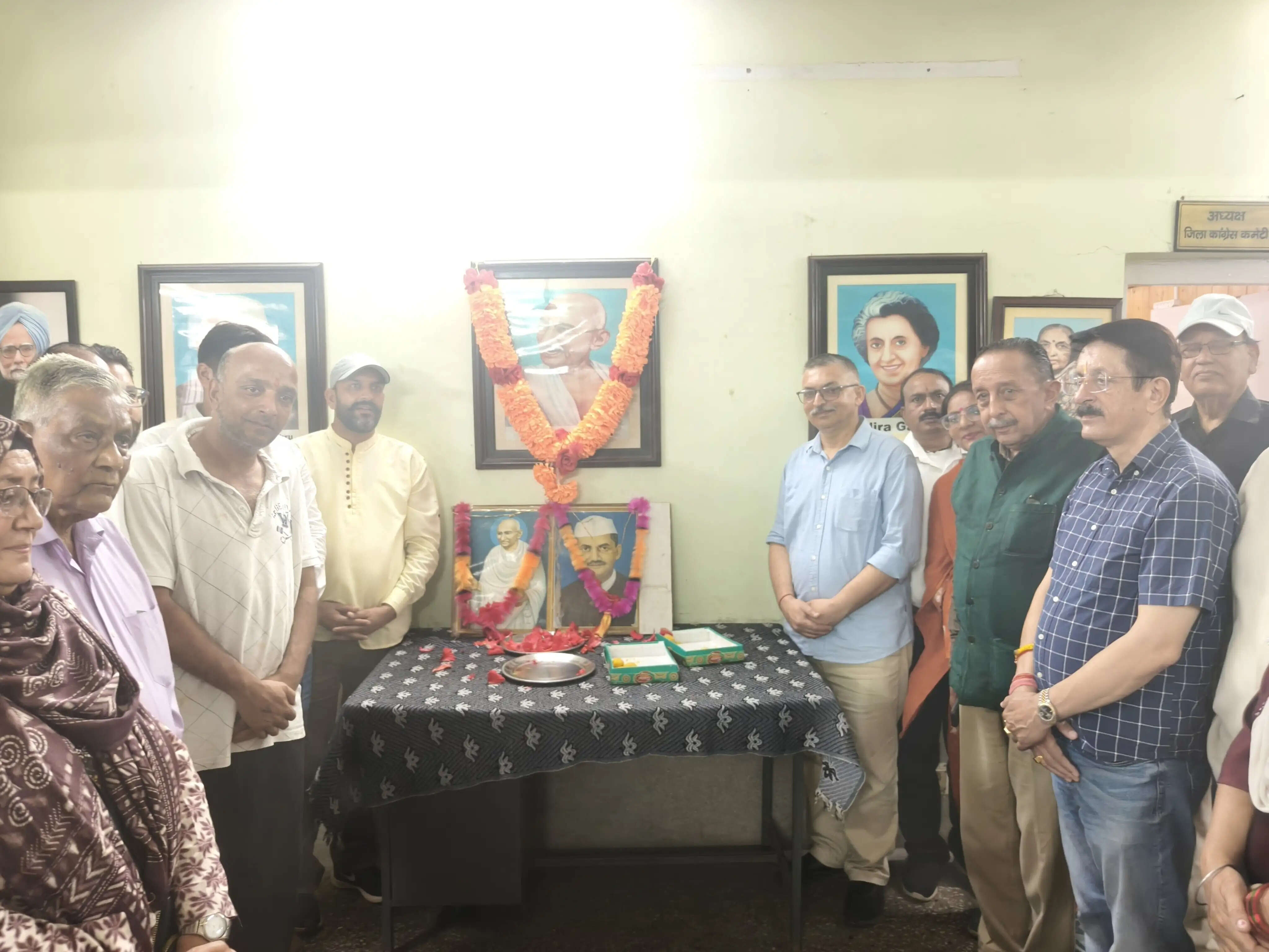 नाहन में गांधी और शास्त्री जयंती पर पुष्पांजलि, रानीताल पार्क में चलाया स्वच्छता अभियान&nbsp;