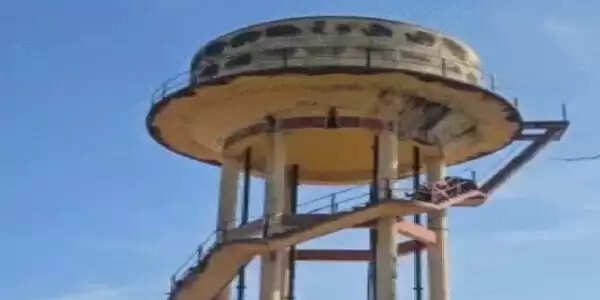 सीमा ज्ञान को लेकर एक परिवार पानी की टंकी पर चढ़ा