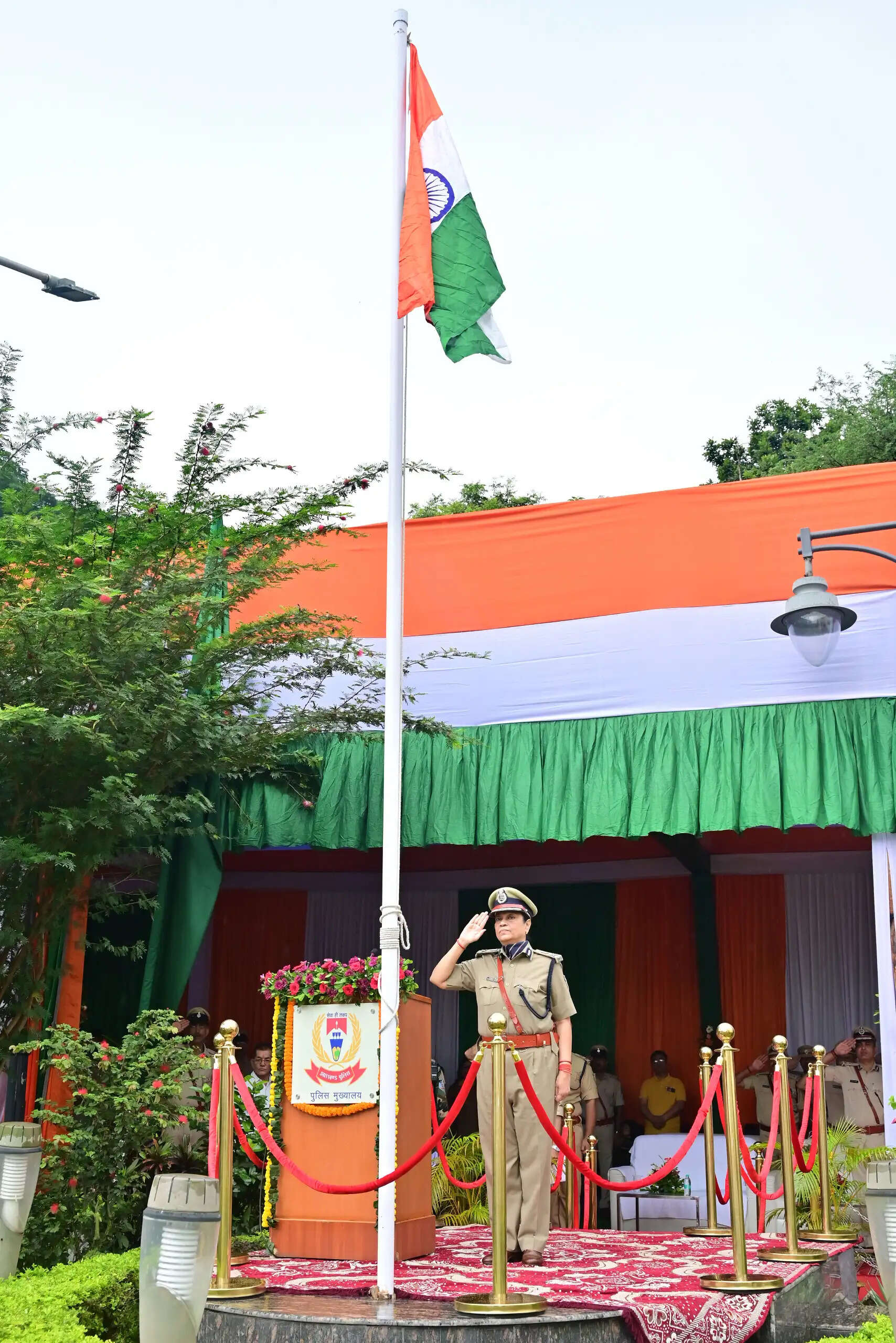 डीजीपी तदाशा मिश्रा ने झारखंड पुलिस मुख्यालय में फहराया तिरंगा, विभाग की गिनाईं उपलब्धियां