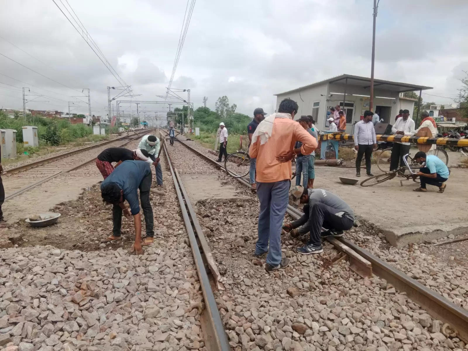 कंचौसी रेलवे क्रासिंग पर आधुनिक मशीन से ट्रैक मरम्मत का कार्य जारी