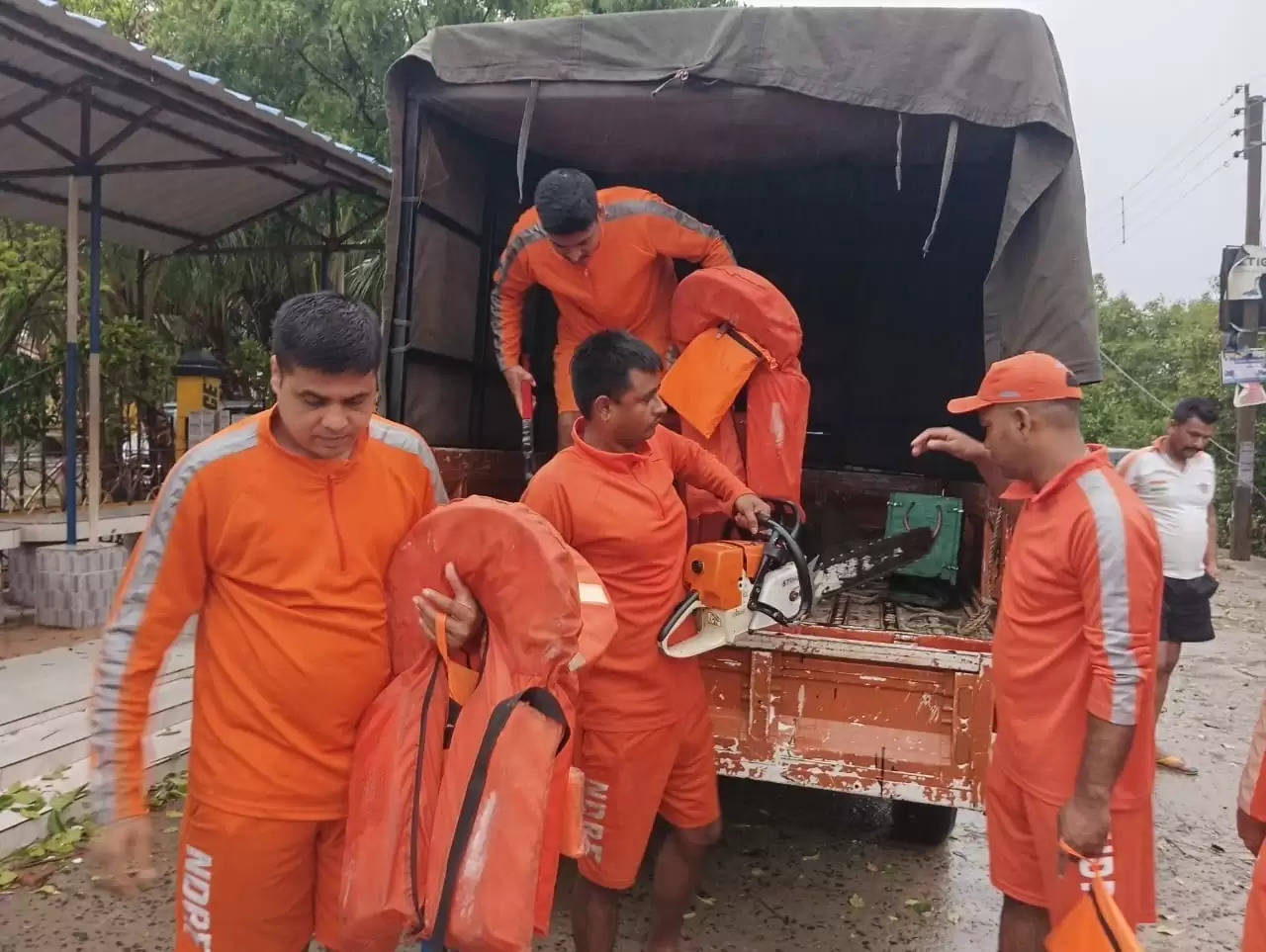 चक्रवाती तूफान 'रेमल' से बंगाल में भारी तबाही, जनजीवन प्रभावित