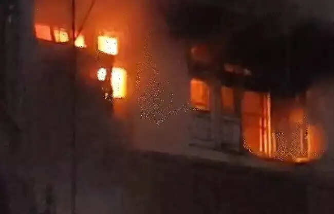 ग्वालियरः एसी ऑन करते ही व्यापारी के घर में लगी भीषण आग, पांच लोगों को बचाया, बहू की मौत