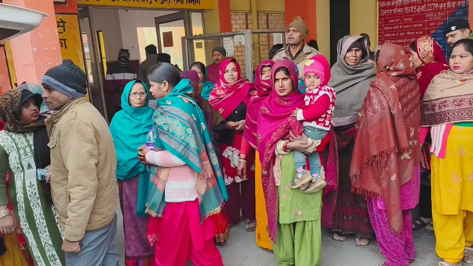 खड़ी डीसीएम में घुसी पिकअप,मुंडन के लिए जा रहे बच्चे की मौत, परिवार के 13 लोग घायल