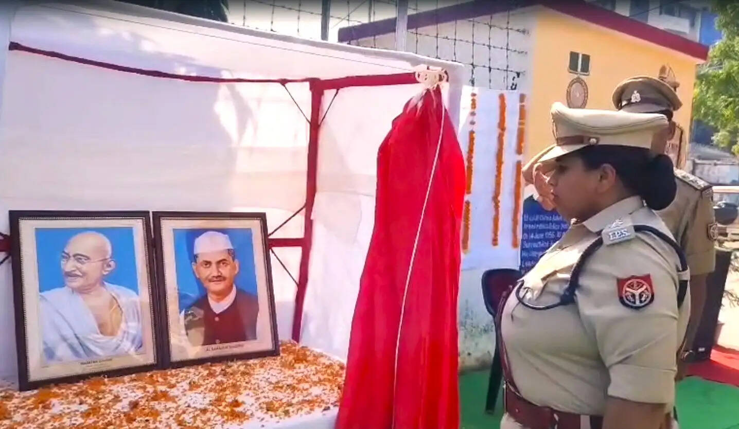 गांधी-शास्त्री के आदर्शों पर चलने का पुलिसकर्मियों ने लिया संकल्प