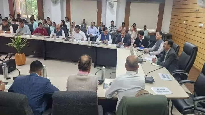 इंदौरः जिले में एसआईआर का कार्य तेज गति से जारी, निर्धारित समय से पूर्व होगा लक्ष्य पूर्ण