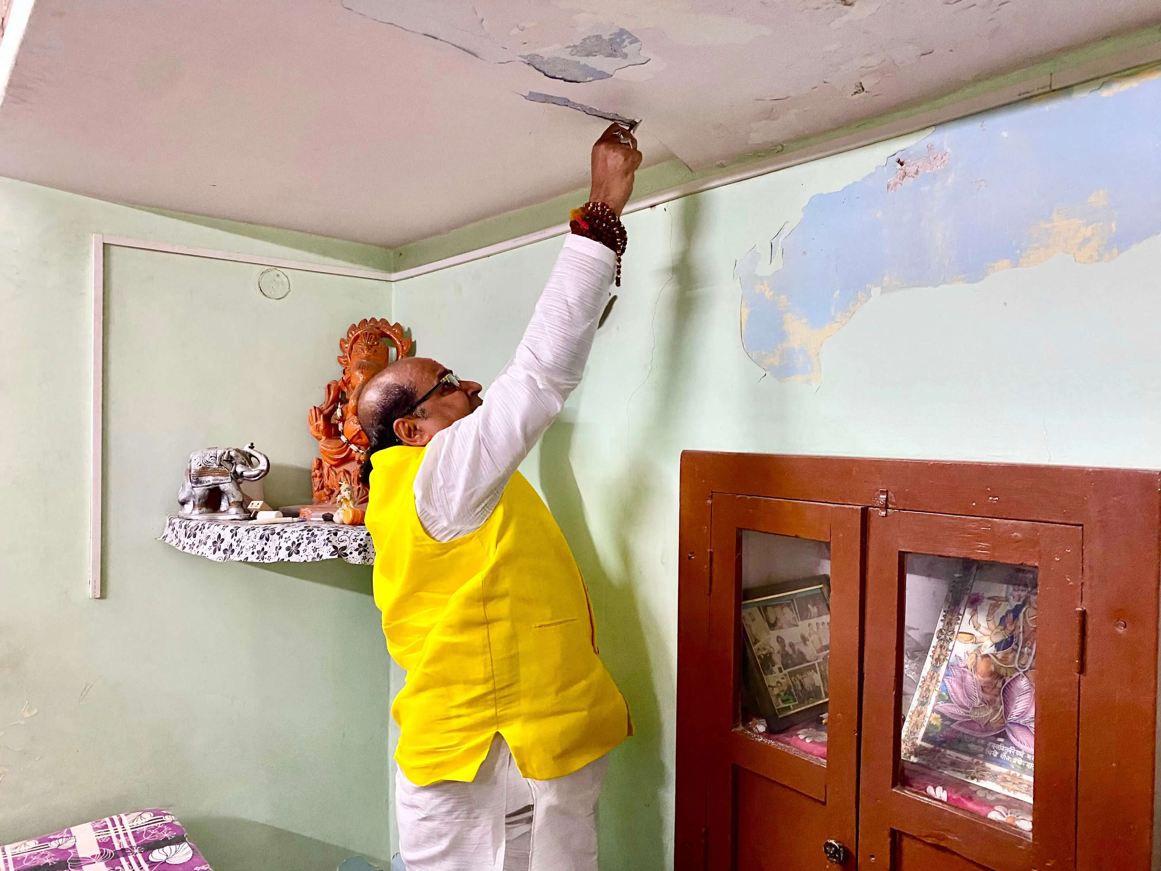 मेट्रो निर्माण के दौरान कंपन से मकानों में आईं दरारें, विधायक ने तत्काल मरम्मत के दिये निर्देश