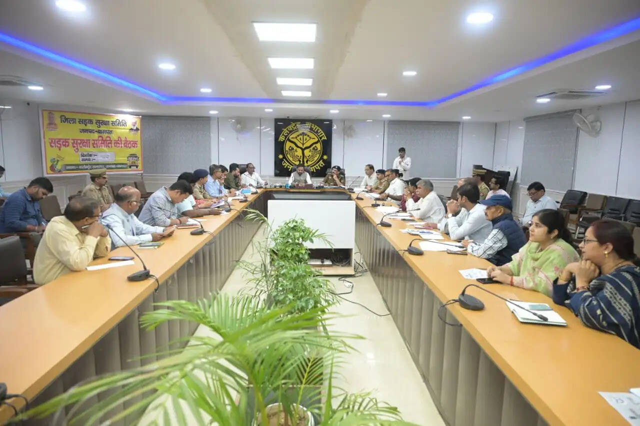 बागपत : सडक सुरक्षा को लेकर जिलाधिकारी ने एनएचएआई के अधिकारियों को लगायी डांट, समस्याएं गिनायी