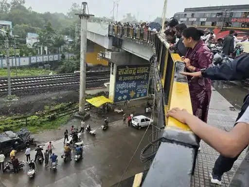 इंदौर में&nbsp;ब्रिज की रेलिंग तोड़ 50 फीट नीचे गिरी थार, चार घायल,&nbsp;पास ही रेलवे ट्रैक, पुलिस जांच में जुटी
