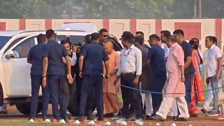 मुख्यमंत्री योगी आदित्यनाथ पहुंचे वाराणसी,समीक्षा बैठक में शामिल होंगे