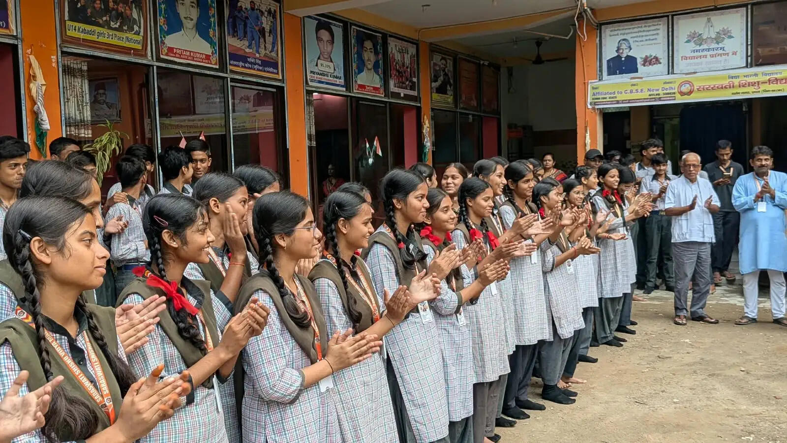 छपरा में सरस्वती शिशु विद्या मंदिर के छात्रों ने सीखे आग पर काबू पाने और बचाव के तरीके