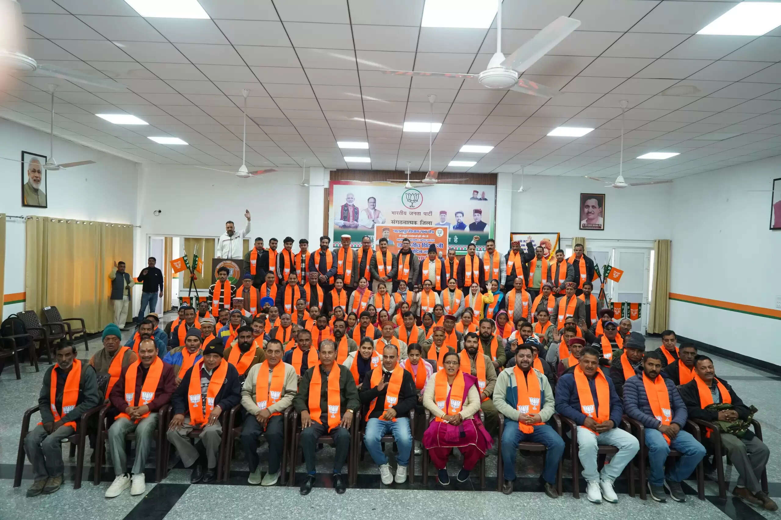 पालमपुर में 129 परिवारों ने थामा भाजपा का दामन, त्रिलोक कपूर का कांग्रेस पर तंज