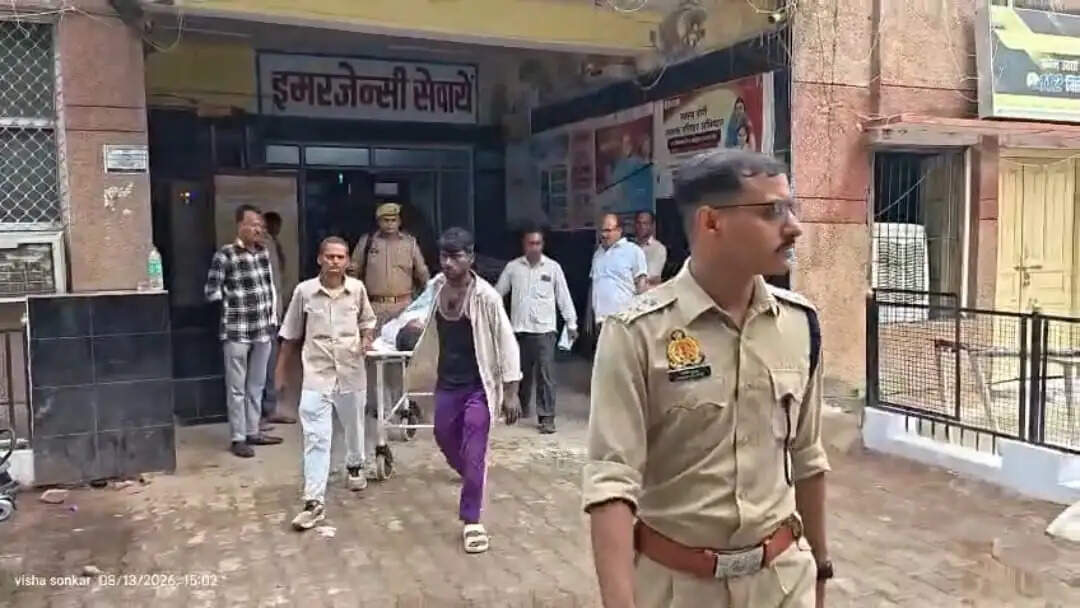 एसपी कार्यालय के पास युवती ने खाया जहरीला पदार्थ, हालत गंभीर, वाराणसी रेफर; पुलिस मामले की जांच में जुटी