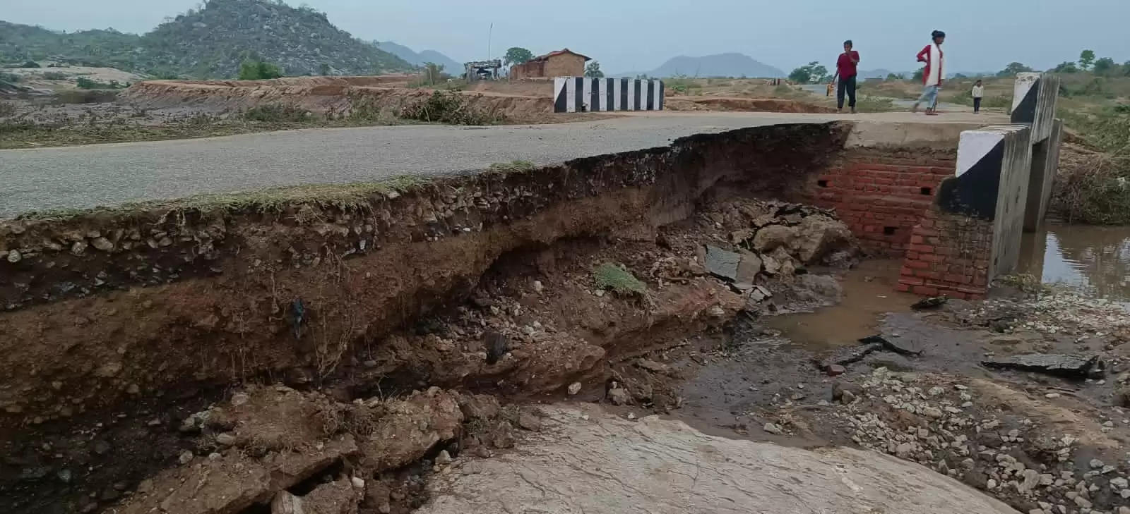 3 घंटे की बारिश में बह गई 4 करोड़ की लागत से बनी प्रधानमंत्री ग्रामीण सड़क